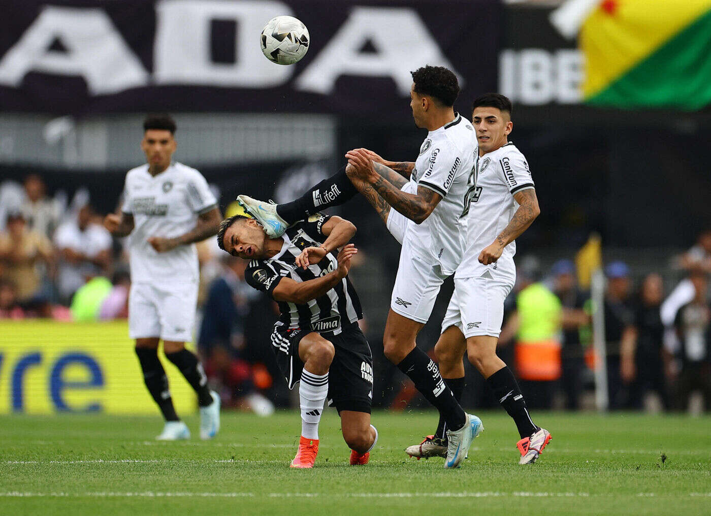 Trente secondes de jeu et déjà un carton rouge, les images de l’horrible faute en finale de Copa Libertadores