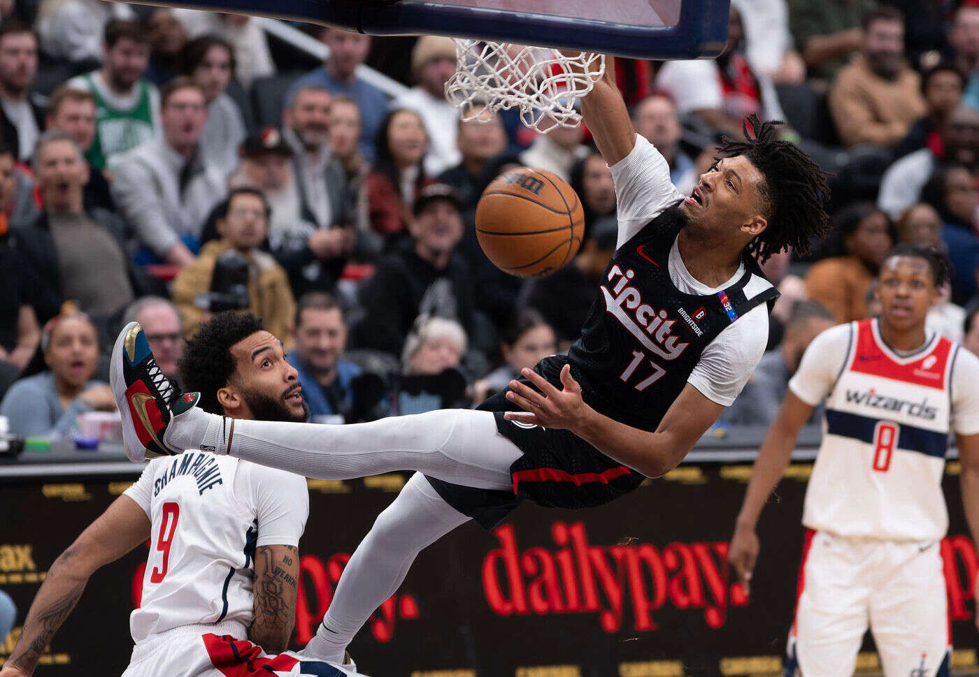 « J’ai juste sauté... » : la vidéo du dunk monumental de Shaedon Sharpe qui affole la NBA