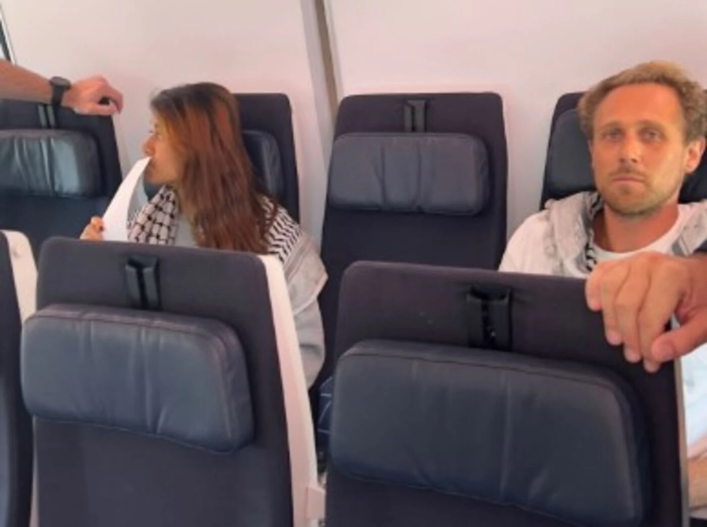 Flottille pour Gaza : Rima Hassan et cinq autres passagers du bateau dans un avion en partance d’Israël