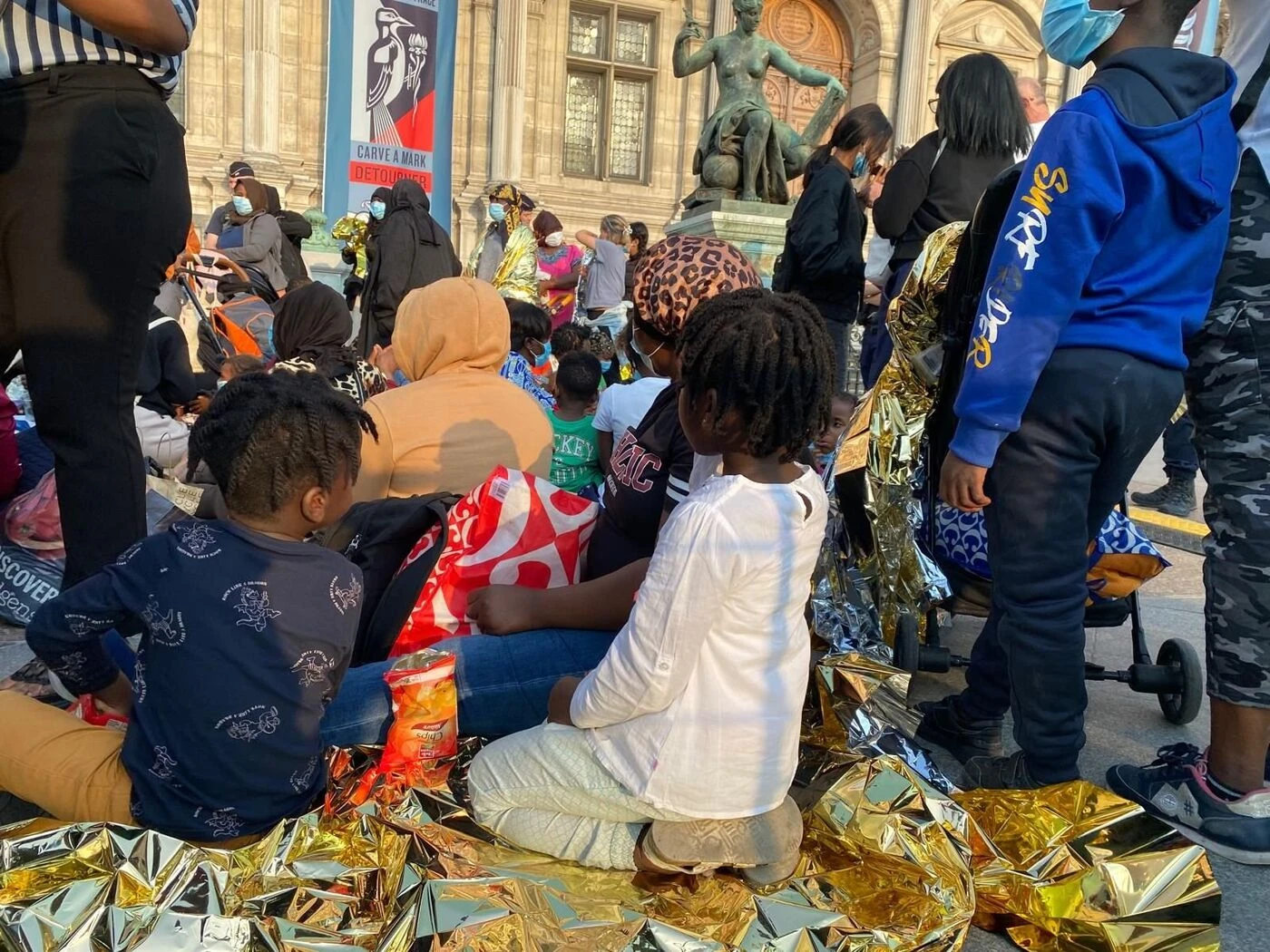 « Un degré d’inhumanité franchi » : à Paris, deux hommes urinent sur une femme sans-abri et ses enfants
