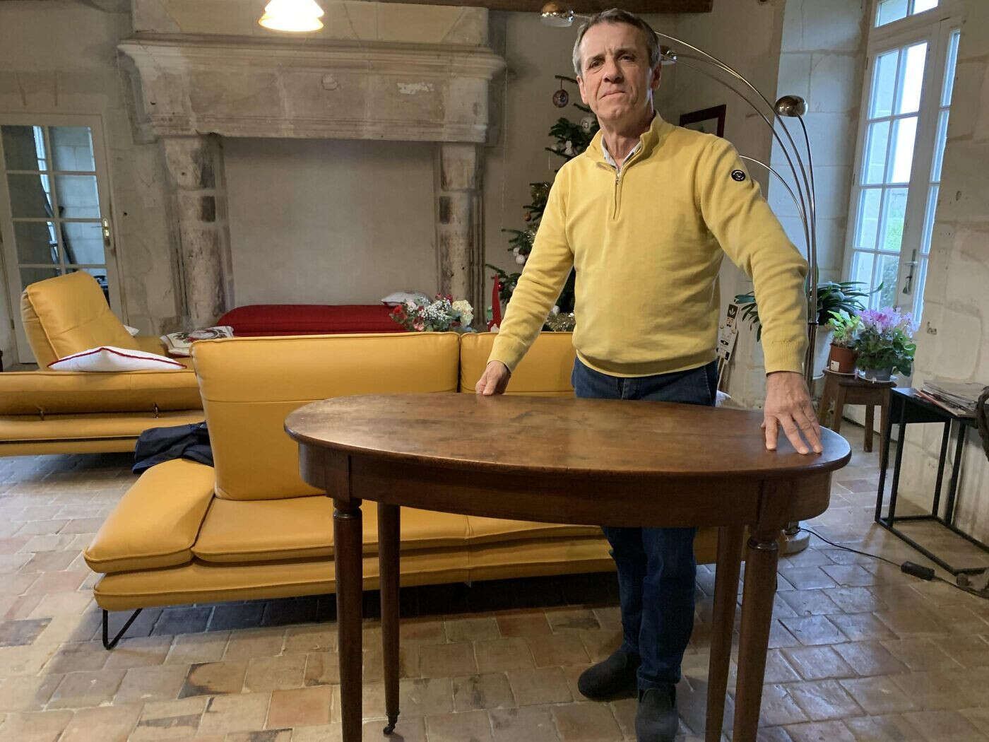 Ce collectionneur de la Vienne achète une table royale pour 30 euros chez Emmaüs