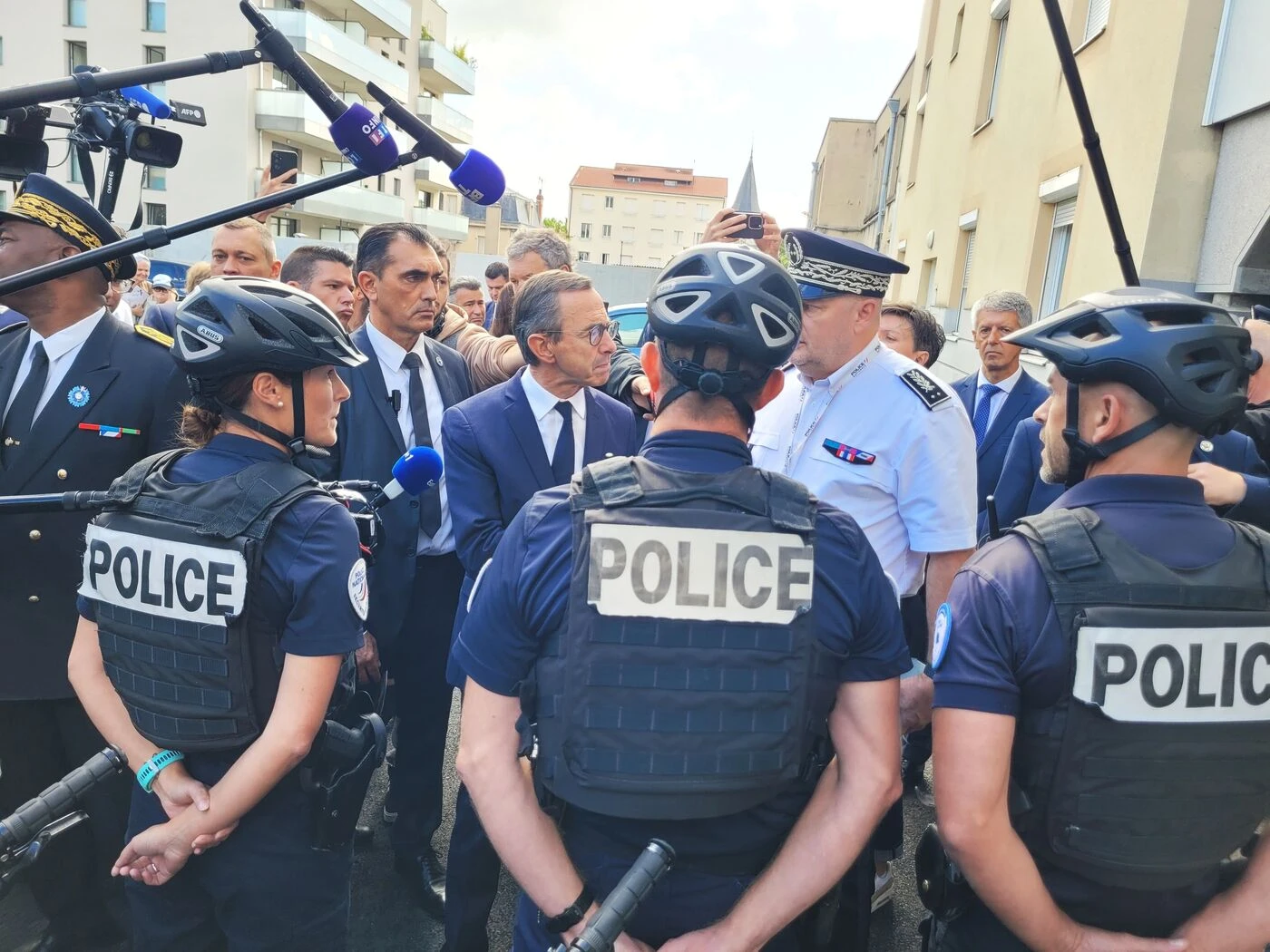 « Ces gens-là nous font la guerre, se font la guerre, nous leur ferons la guerre » : Retailleau à Clermont-Ferrand en proie au narcotrafic