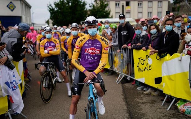 Tour de France : Van der Poel porte pour la première étape un maillot hommage à Poulidor, son grand-père