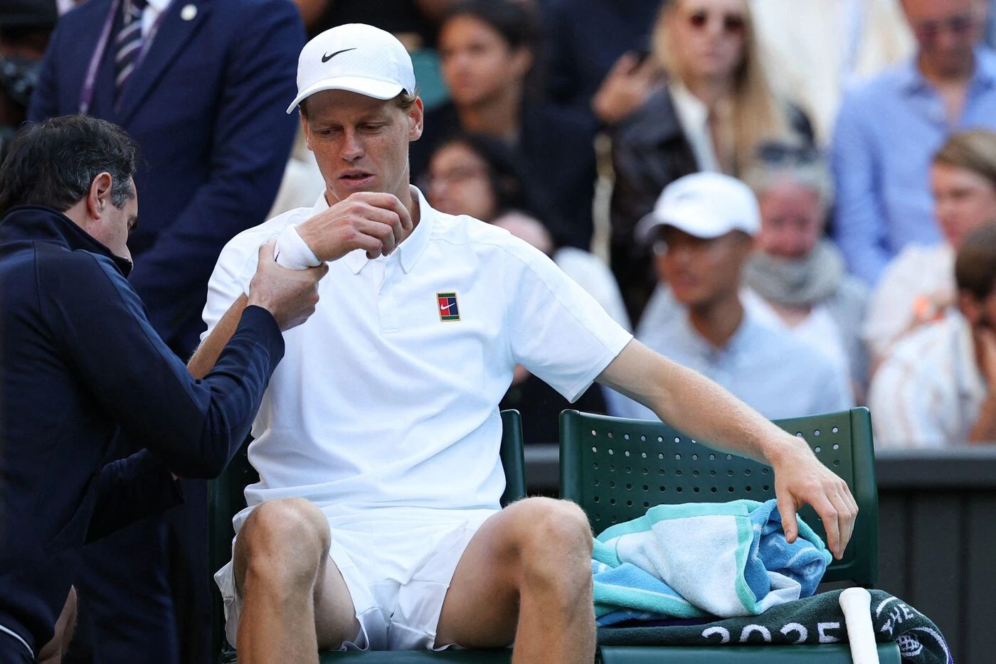 Wimbledon : IRM et pas d’entraînement pour Jannik Sinner, blessé au coude