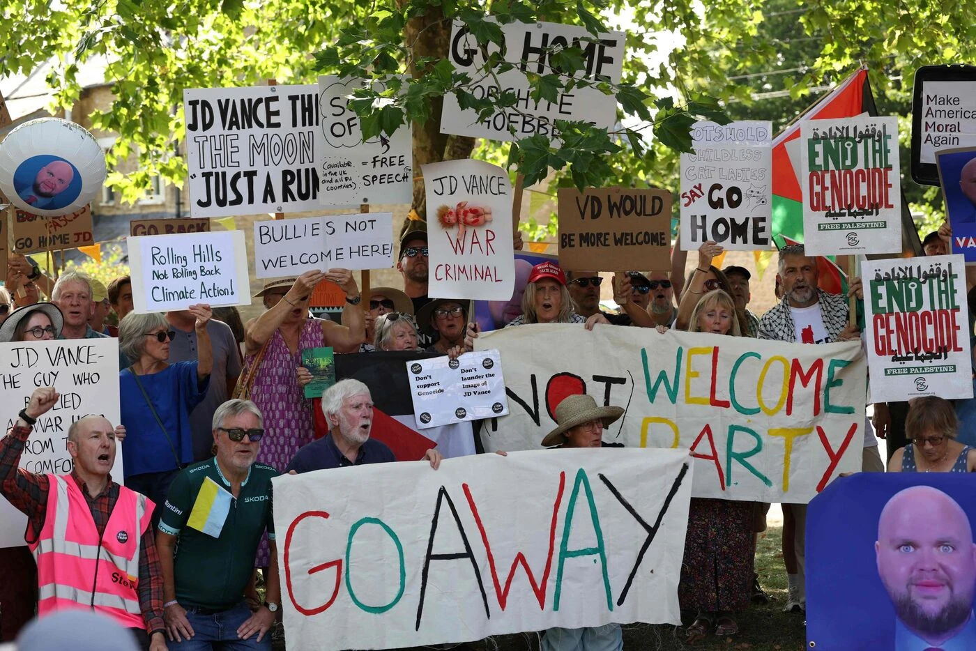 « Fichez le camp ! » : au Royaume-Uni, des manifestants hostiles aux vacances locales du vice-président américain