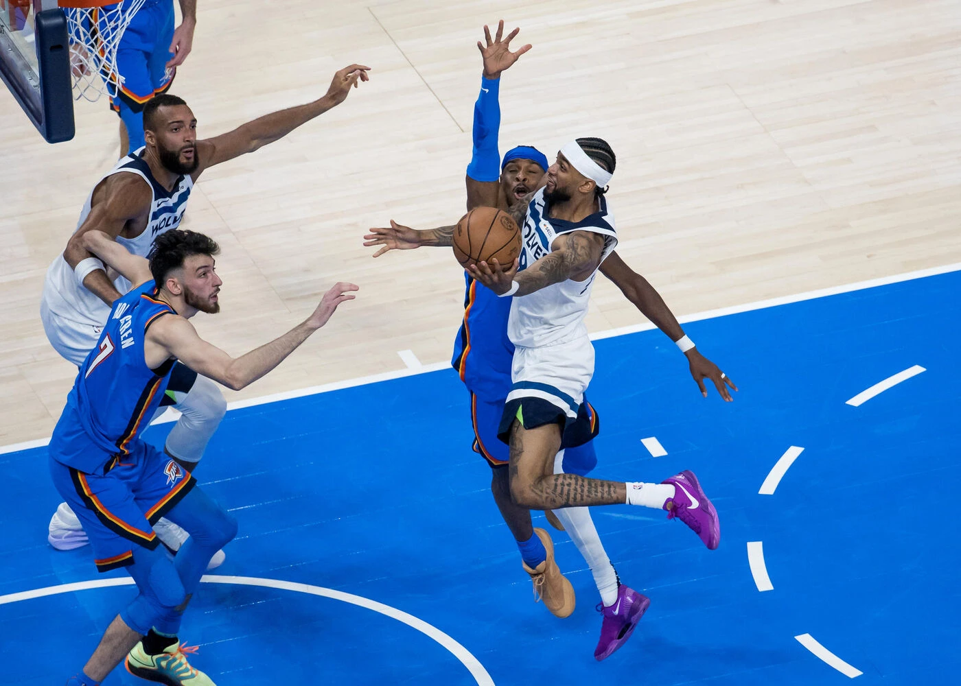 Playoffs NBA : les Timberwolves du Français Rudy Gobert calent encore à Oklahoma City en finale de conférence ouest