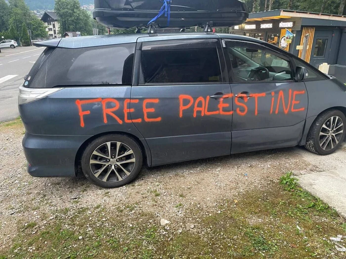 « Free Palestine » tagué sur des voitures de vacanciers de confession juive : une enquête ouverte à Châtel en Haute-Savoie