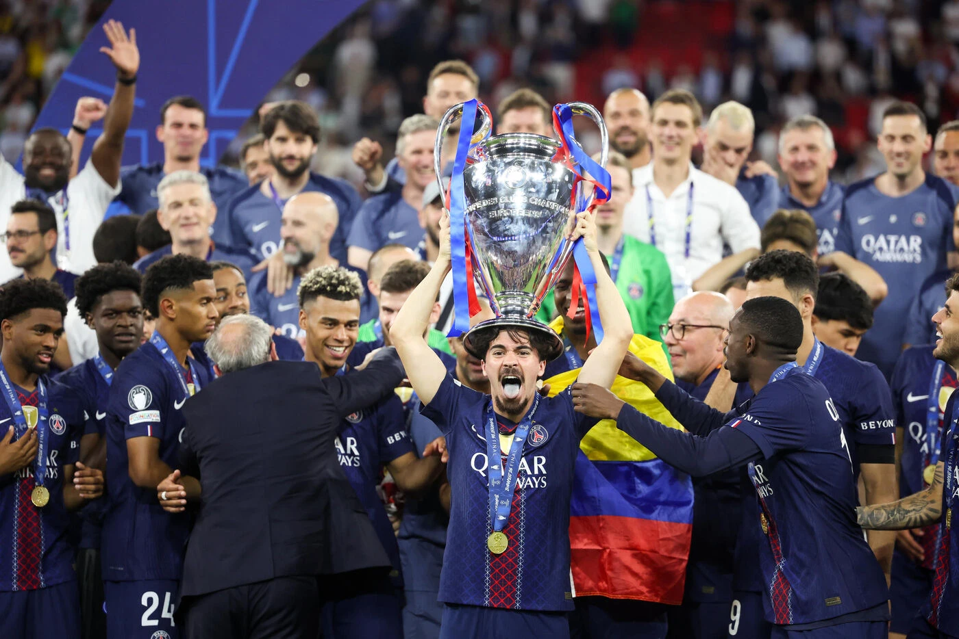 Le PSG champion d’Europe 2026 : l’incroyable étreinte entre Willian Pacho et Vitinha après le dernier tir au but