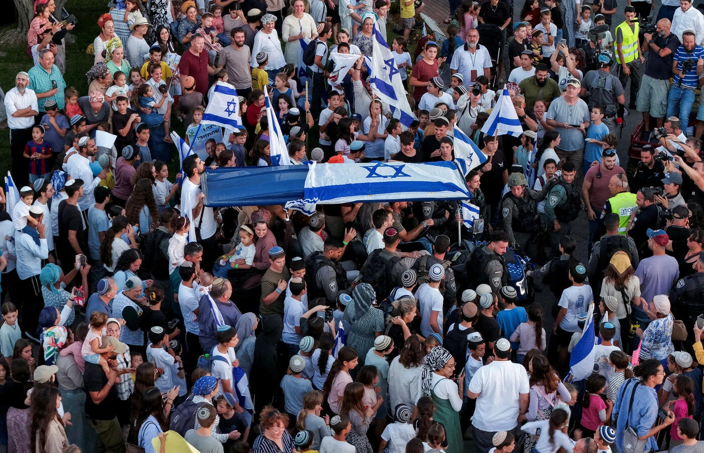 Israël annonce avoir identifié les corps de deux otages supplémentaires, Tamir Adar et Aryeh Zalmanovich