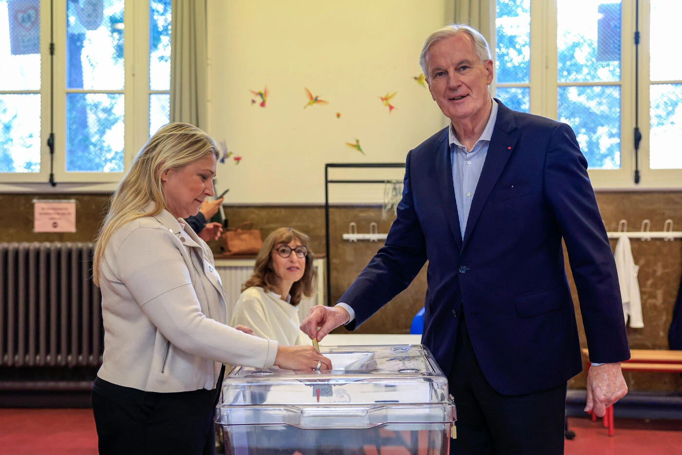 Législative partielle à Paris : largement en tête, Michel Barnier affrontera la socialiste Frédérique Bredin au second tour