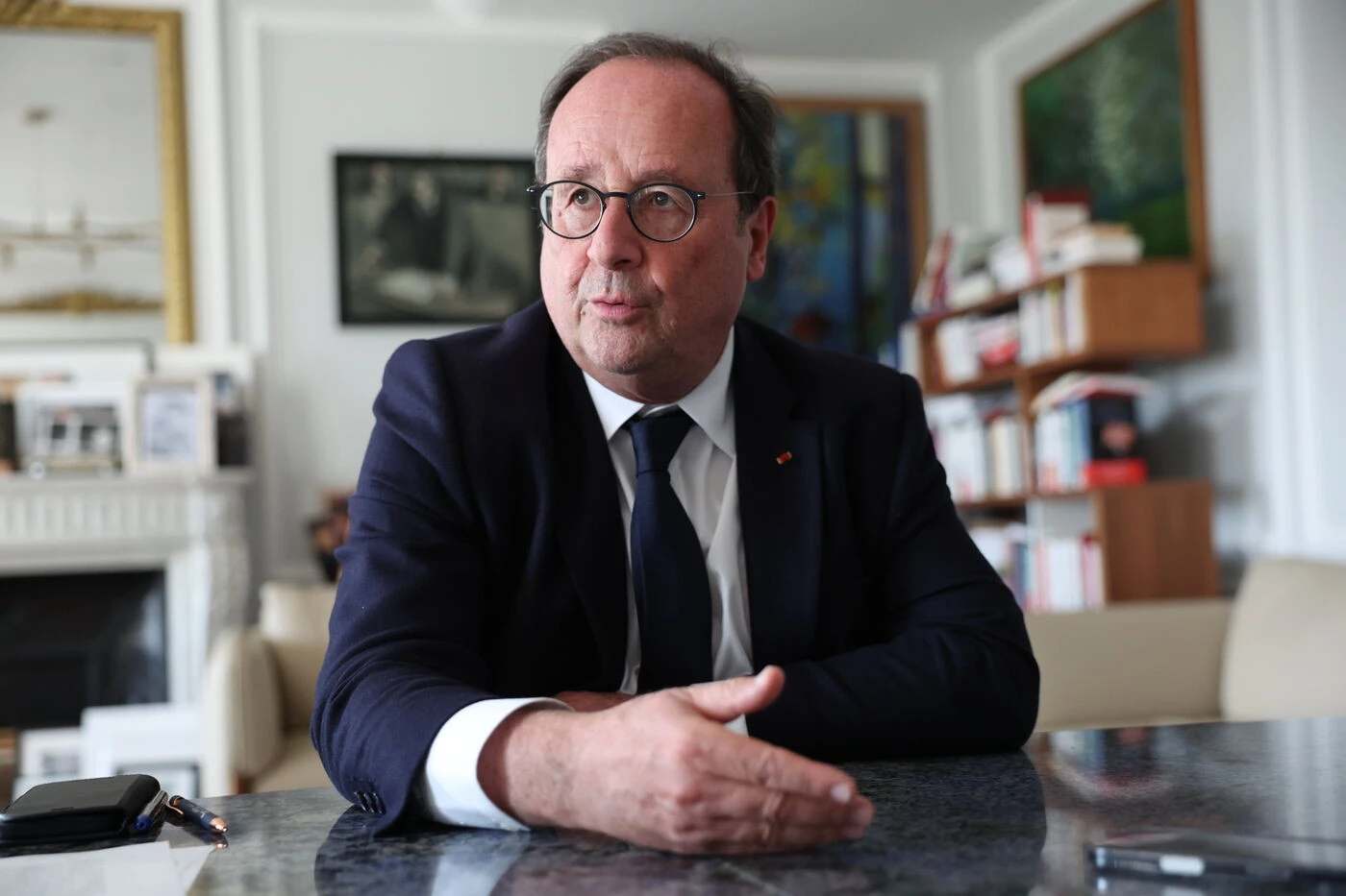 François Hollande dépose son premier texte en tant que député pour créer un statut de « réfugié scientifique »