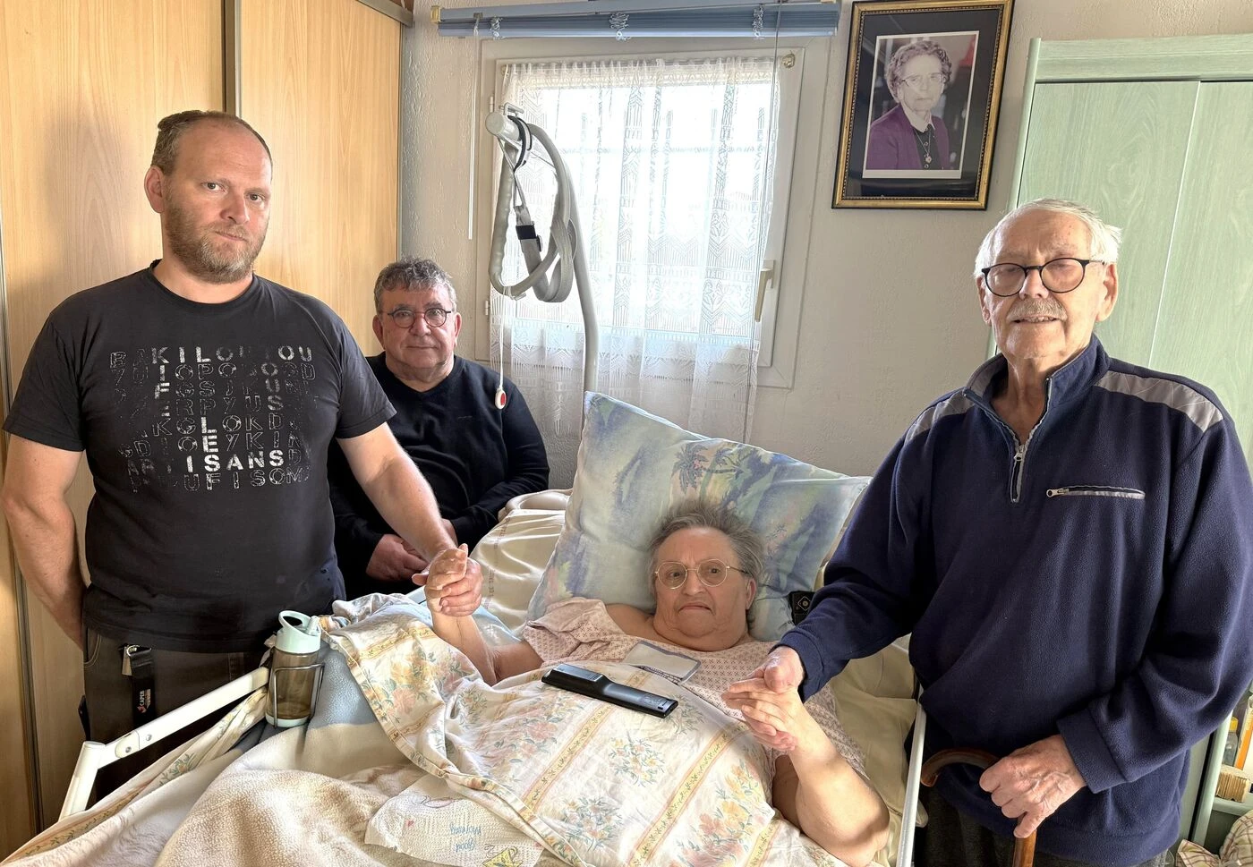 « Ils vivent dans un état de tension nerveuse extrême » : la pression monte autour des octogénaires expulsés par leur fille adoptive