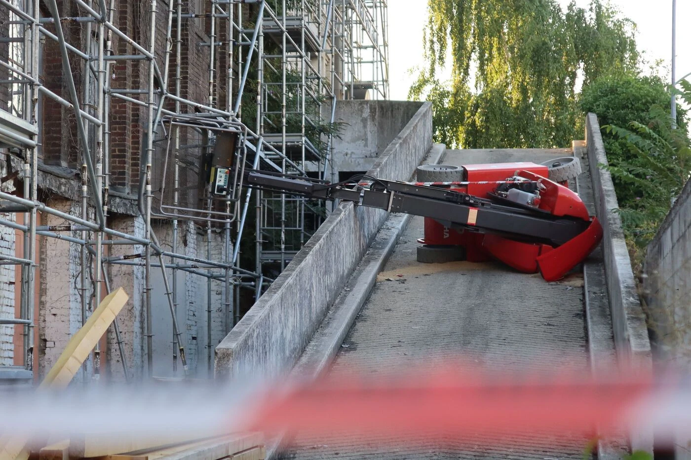 « C’est un drame absolu » : un homme entre la vie et la mort après avoir chuté d’une nacelle sur un chantier