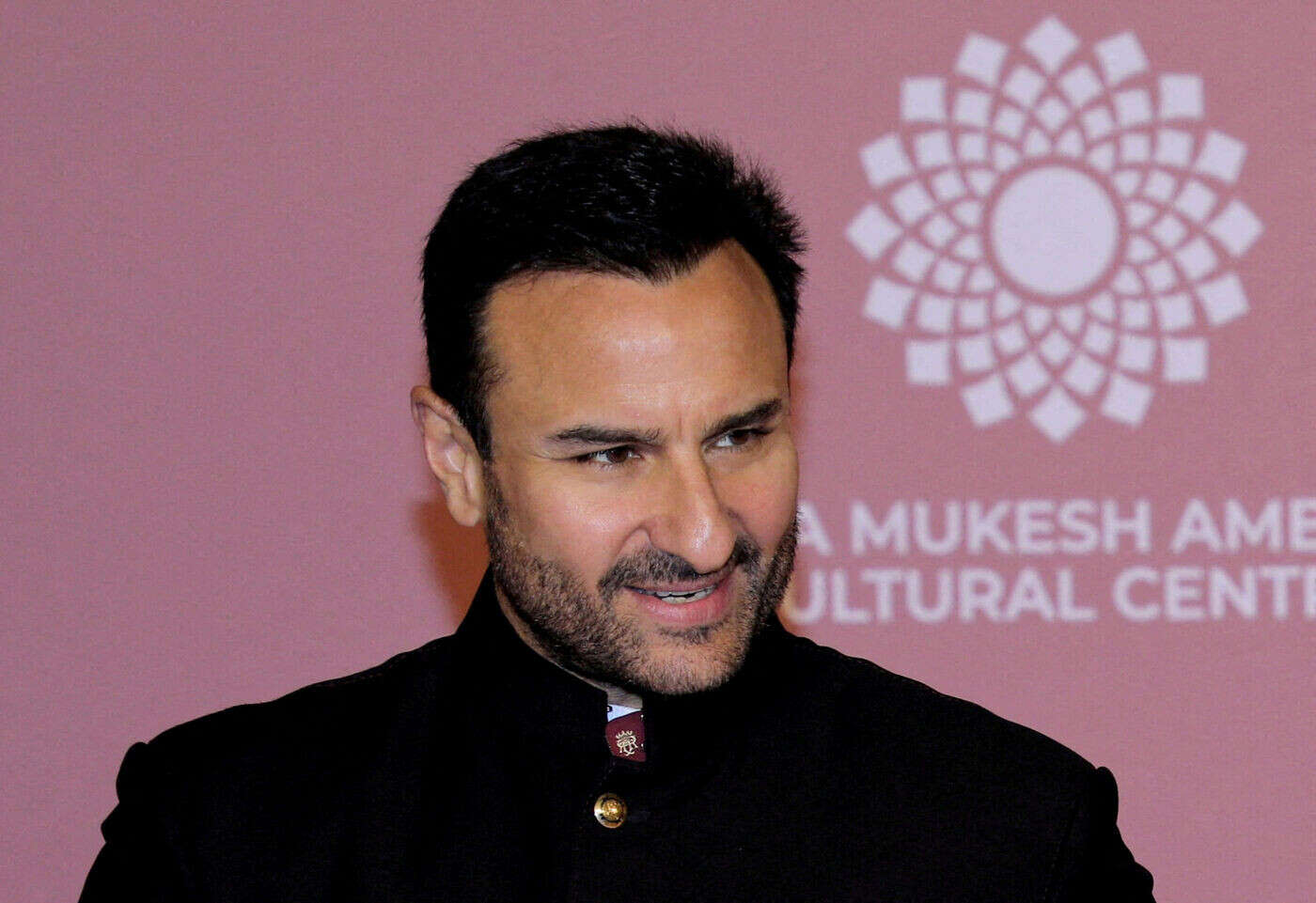 Acteur star de Bollywood poignardé : un homme arrêté au nord de Mumbai après l’agression de Saif Ali Khan