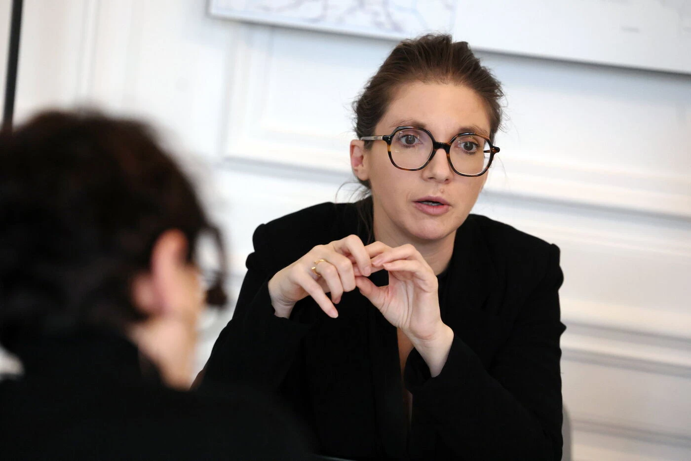 Affaire Patrick Bruel : « C’est une erreur de nous obliger à choisir un camp », estime Aurore Bergé