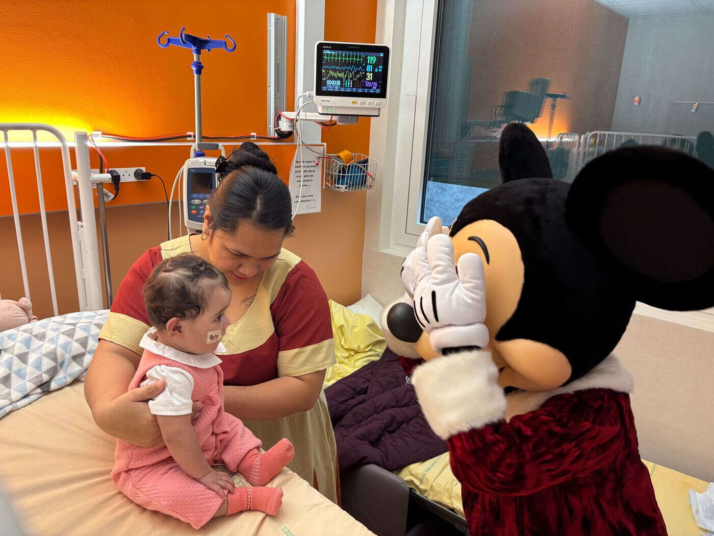 « Il lui a offert une peluche, fait des câlins »... A l’hôpital Necker, c’est Mickey qui distribue les cadeaux