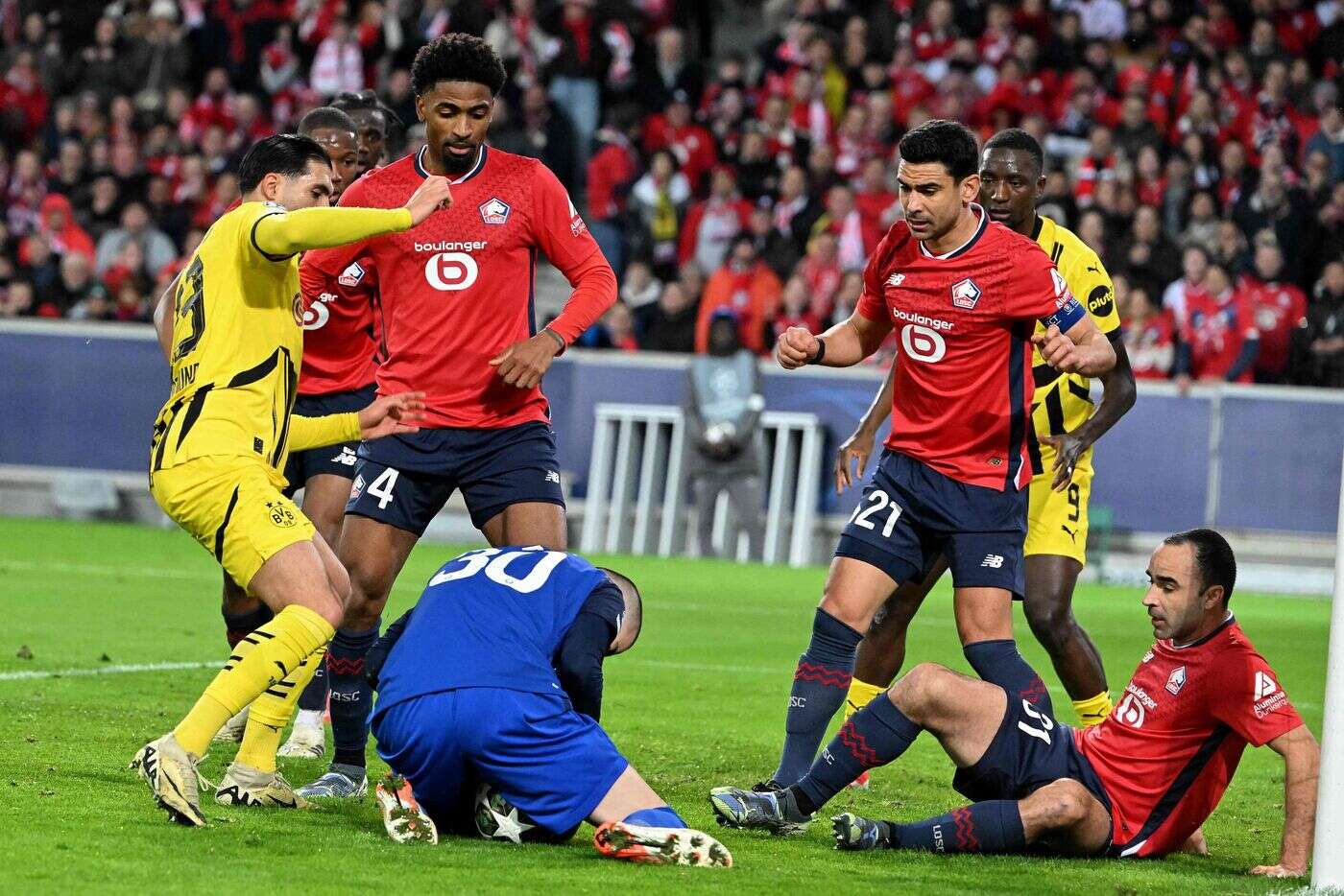 Lille-Dortmund : la vidéo du double arrêt incroyable de Lucas Chevalier, qui sauve les Lillois