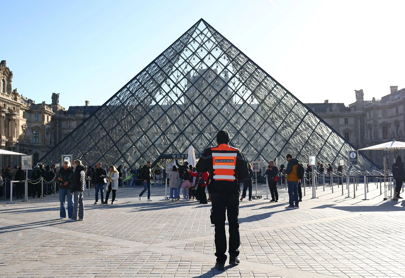 Cambriolage du Louvre : mis en examen, motard, entourage… ce que l’on sait des sept suspects interpellés