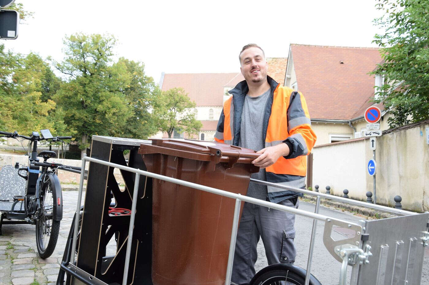 Biodéchets : à Chartres, le lycée Jehan de Beauce évacue ses restes de cantine à vélo pour en faire des engrais