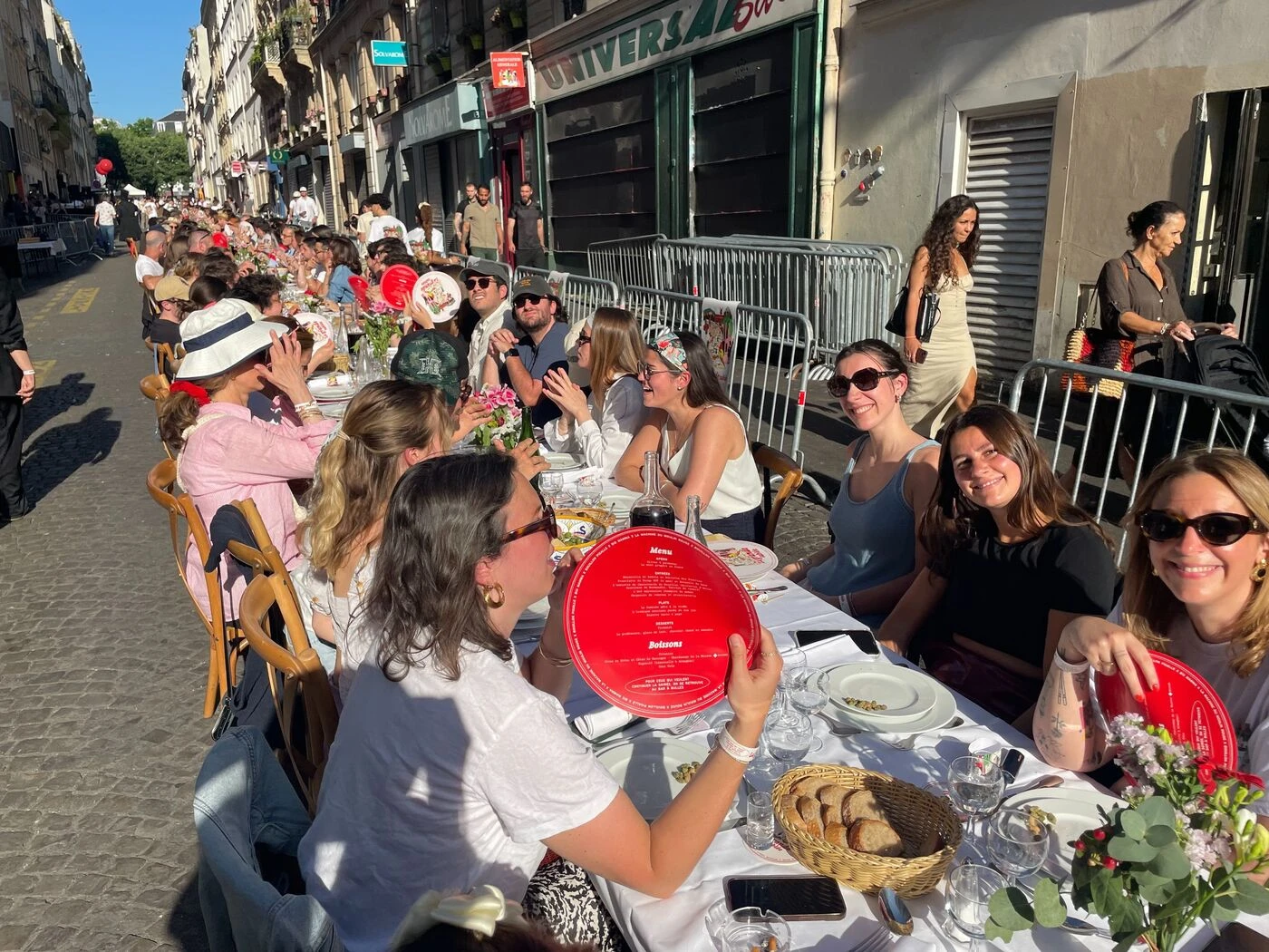 Paris : l’incroyable succès d’une Fête des voisins à Pigalle qui s’empare d’une rue entière