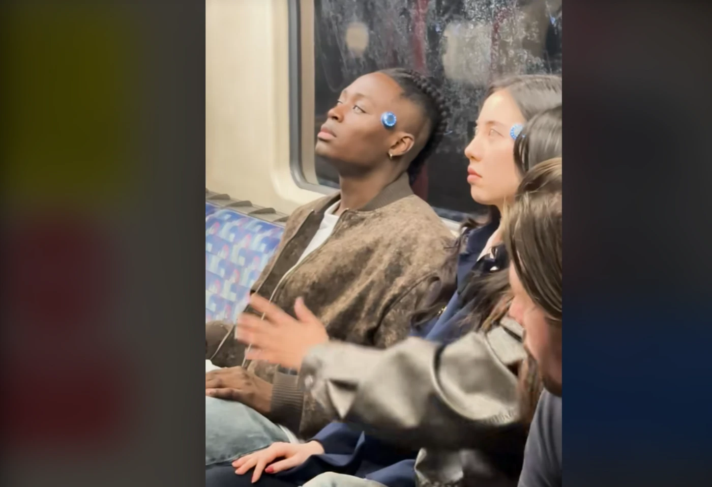 Faux passagers hypnotisés dans le métro, emails aux médias… La spectaculaire promo de la série « Black Mirror »
