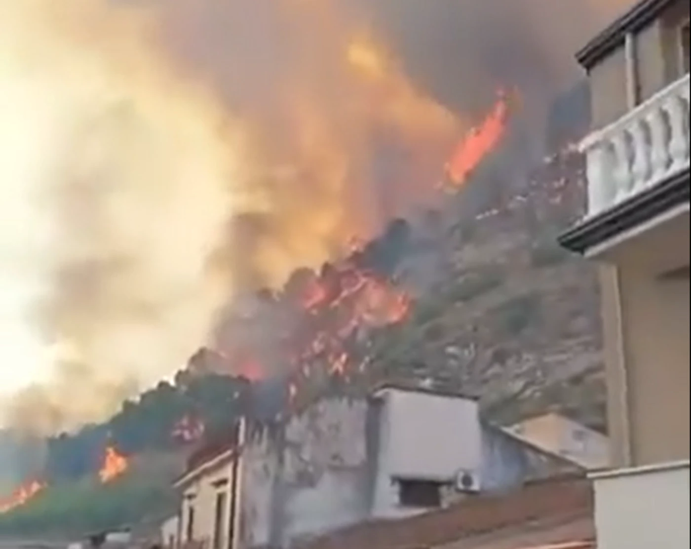 La Sicile frappée par une vague d’incendies, une clinique évacuée