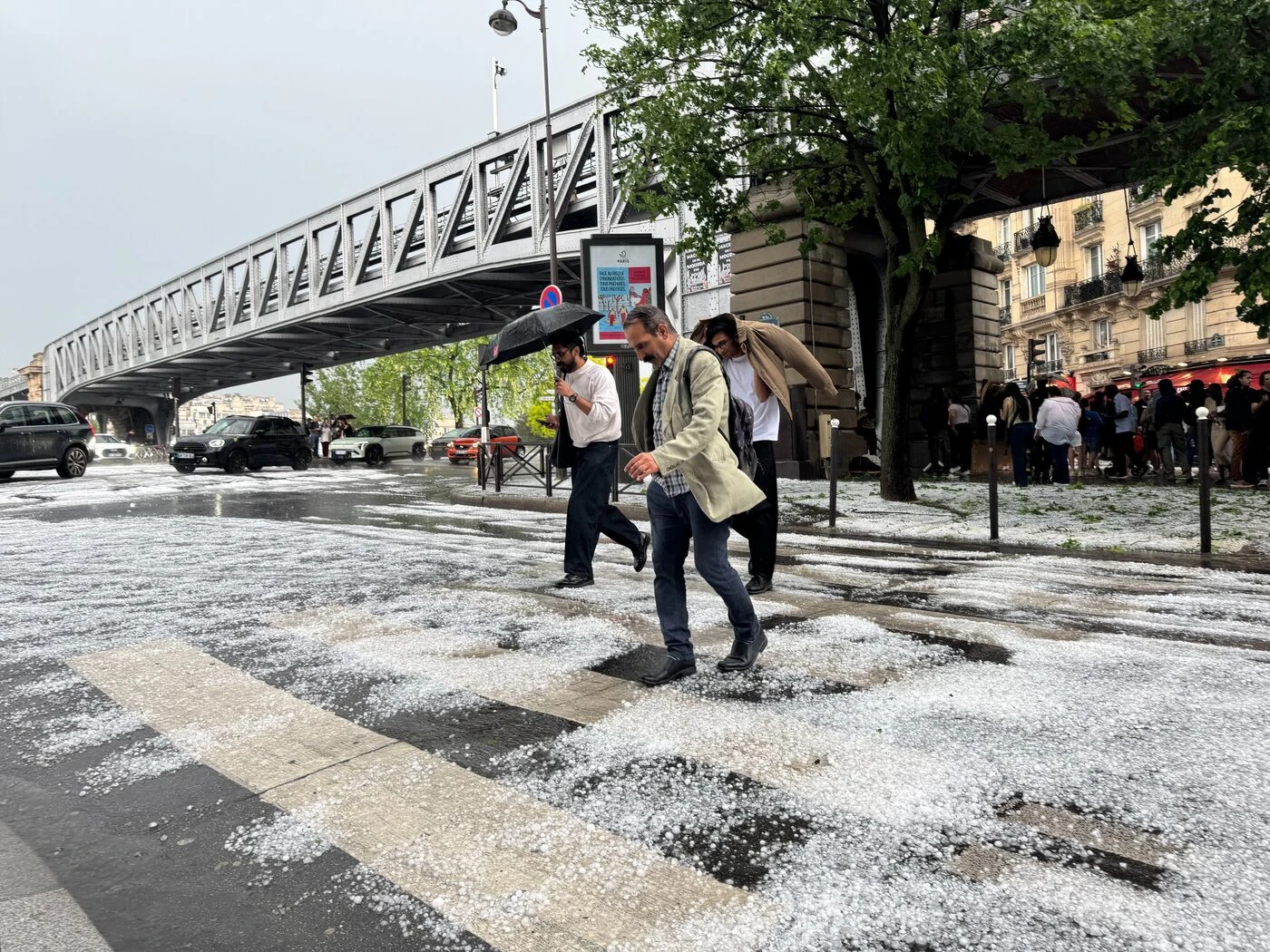 Grêlons, couche de blanc… Les images spectaculaires de l’orage qui a balayé Paris et l’Île-de-France