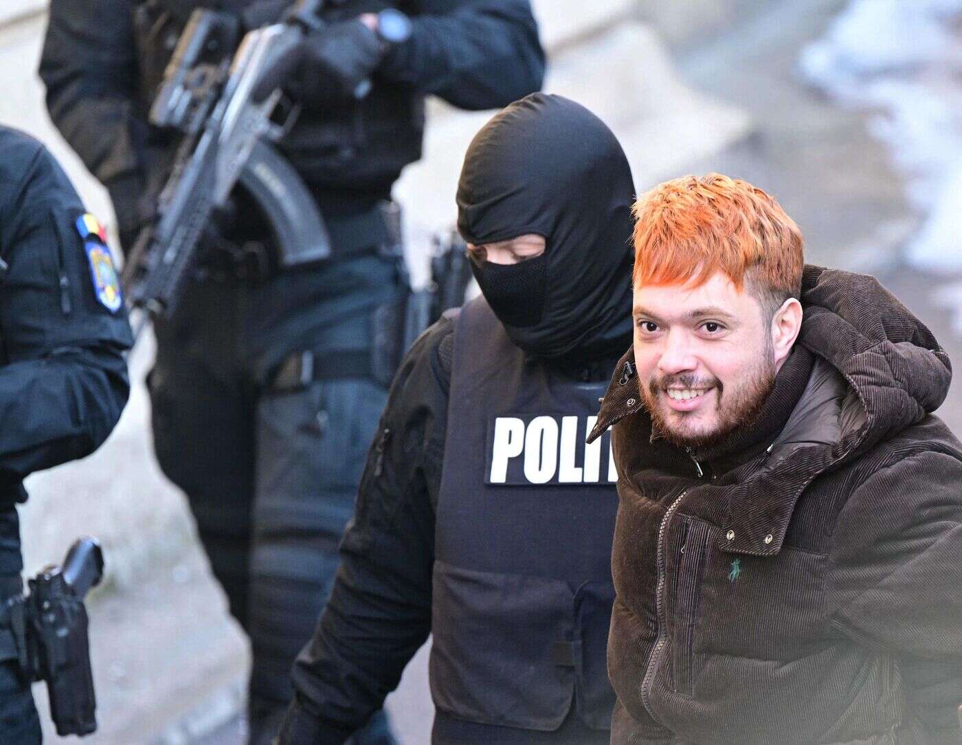 VIDÉO. Mohamed Amra tout sourire à son arrivée au tribunal à Bucarest