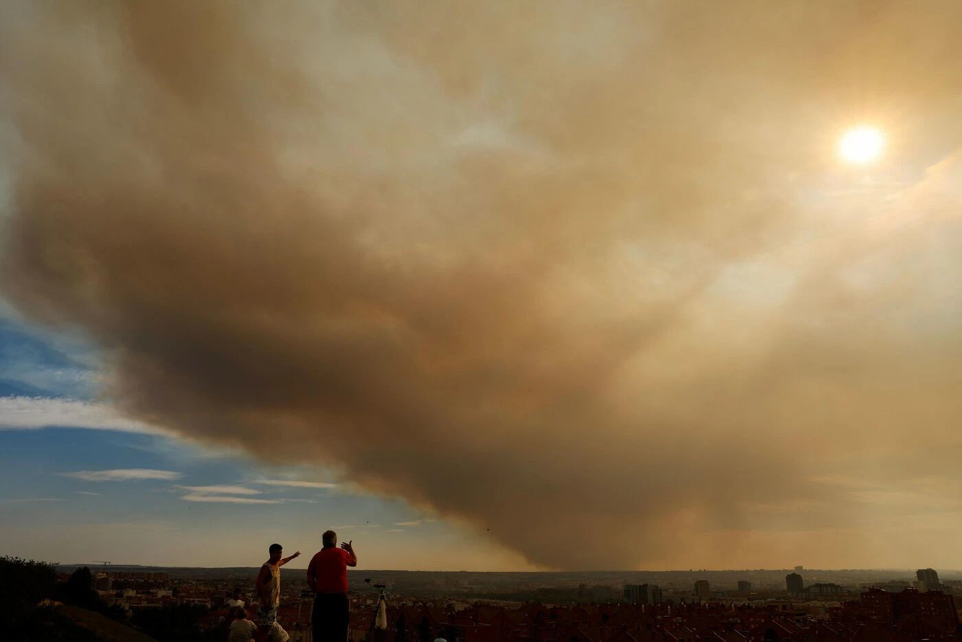 Espagne : un gigantesque nuage de fumée issu d’un feu de forêt étouffe Madrid