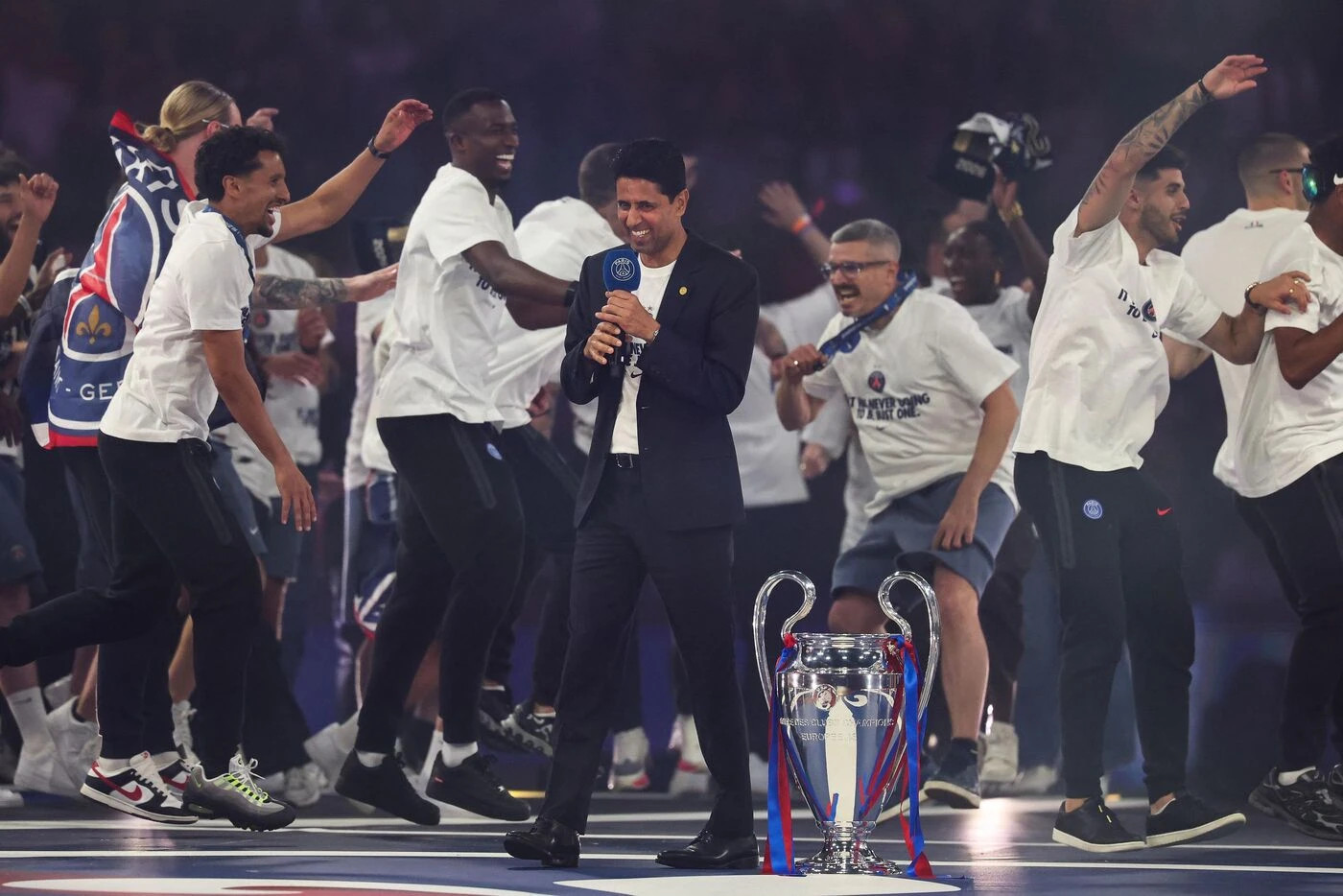Le PSG champion d’Europe 2026 : torse nu, pogos… La vidéo de l’hystérie des joueurs parisiens au Parc