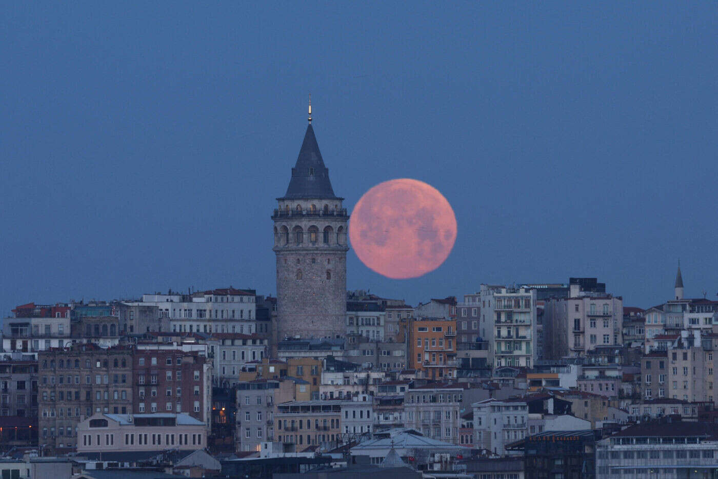 Éclipse lunaire totale : les plus belles images de la « Lune de sang », parée de rouge de l’Amérique à la Bretagne