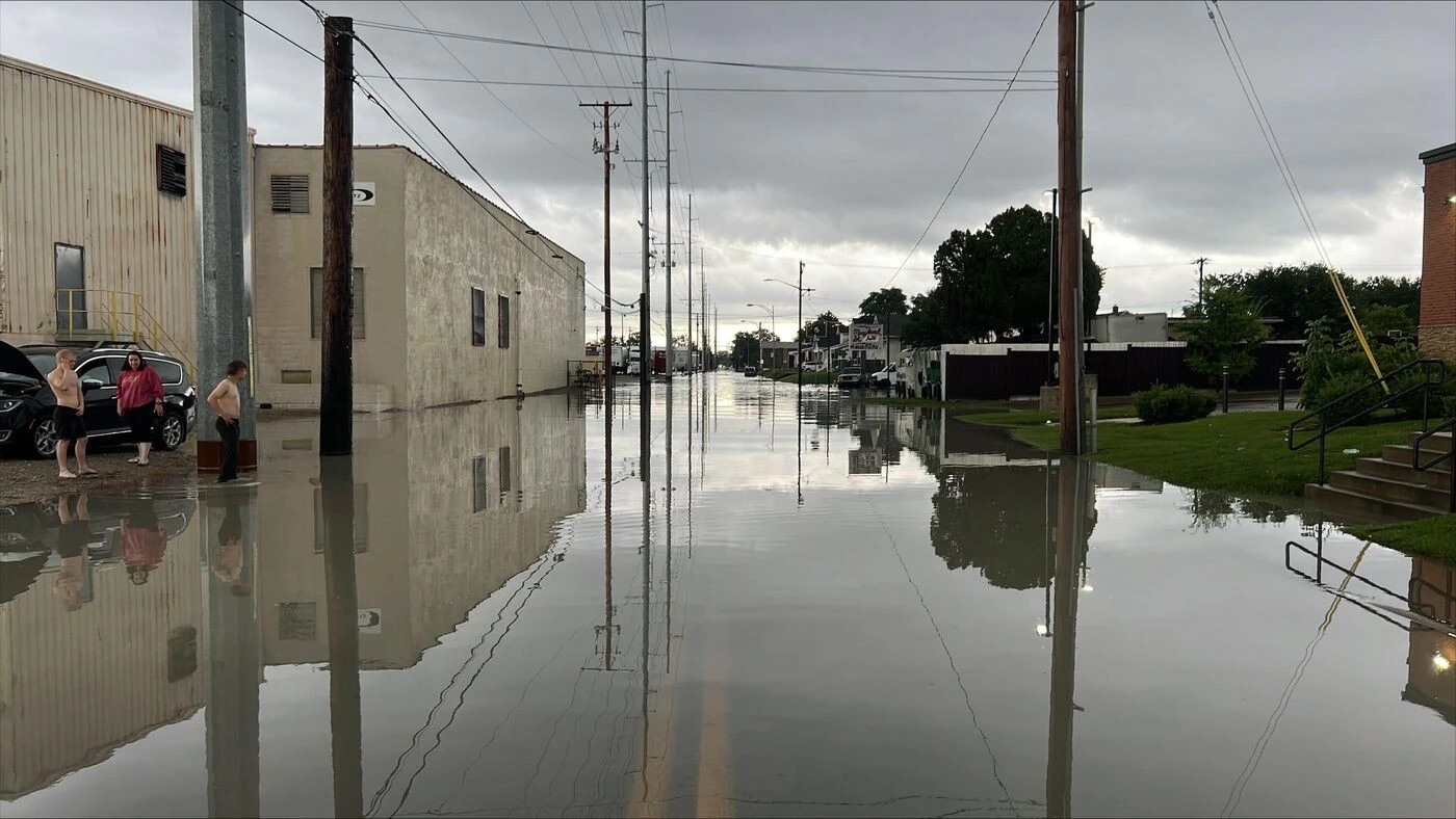 « Ils n’arrivaient pas à le sortir » : un adolescent de 13 ans meurt piégé dans un égout pluvial dans le Maryland