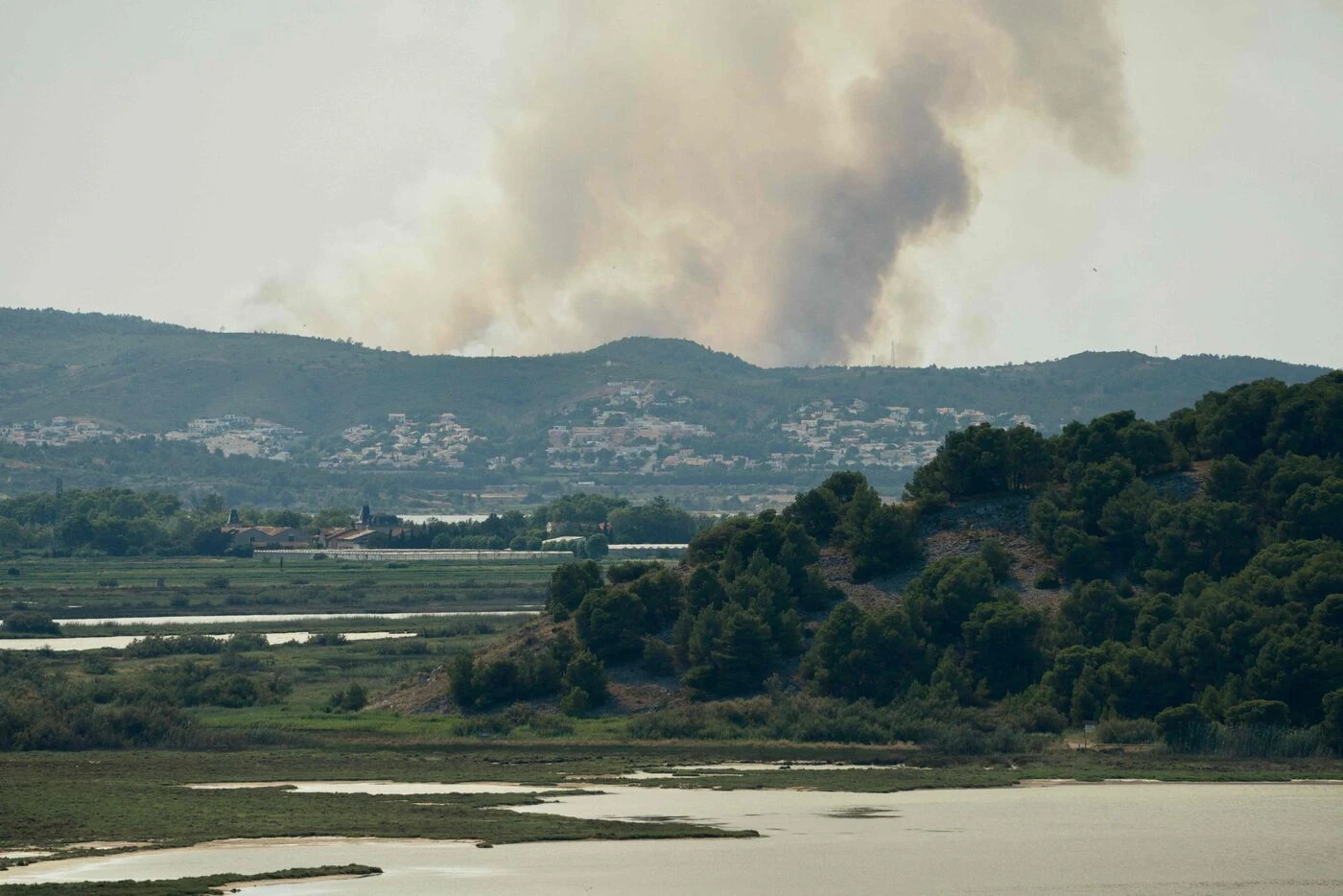 Aude : important incendie en cours près de Narbonne, un camping évacué et l’autoroute A61 fermée