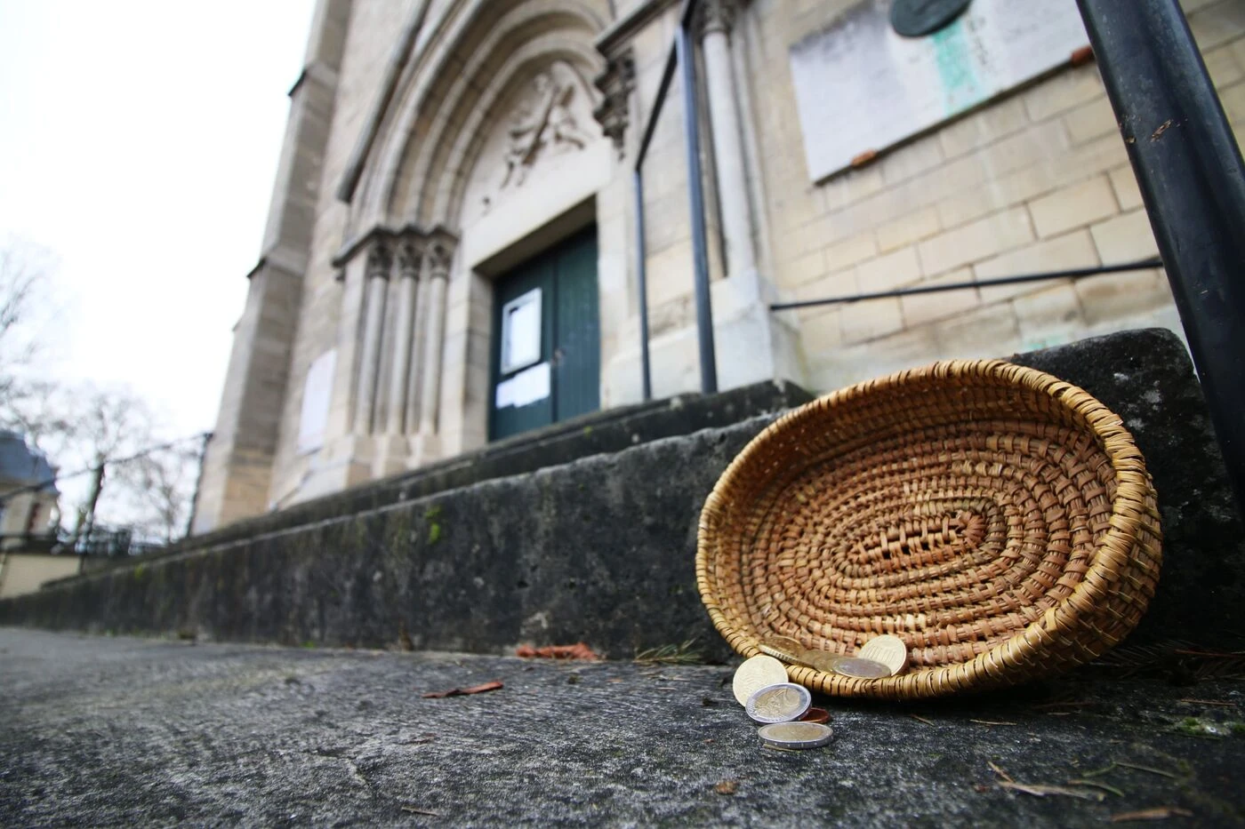 Déguisé en scout pendant la messe, un homme de 33 ans vole les fidèles dans une église de l’Oise