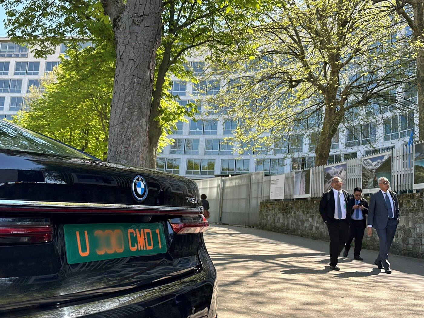 Plaques diplomatiques factices et photos truquées avec des dirigeants : un homme arrêté pour avoir monté une fausse ambassade