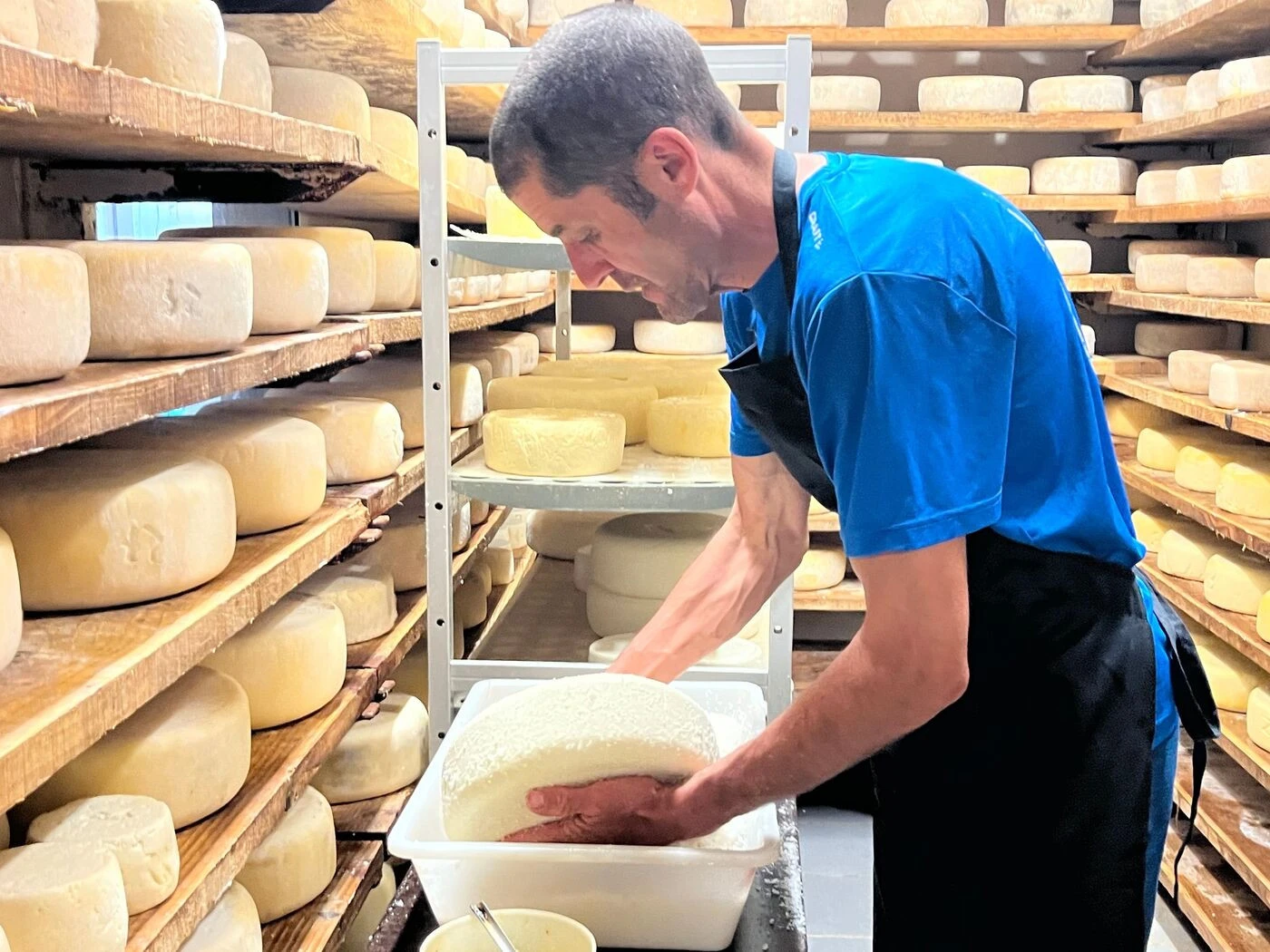 Coureur à pied et producteur de tomme des Pyrénées, il mettra en avant ses deux passions au trail de Luchon