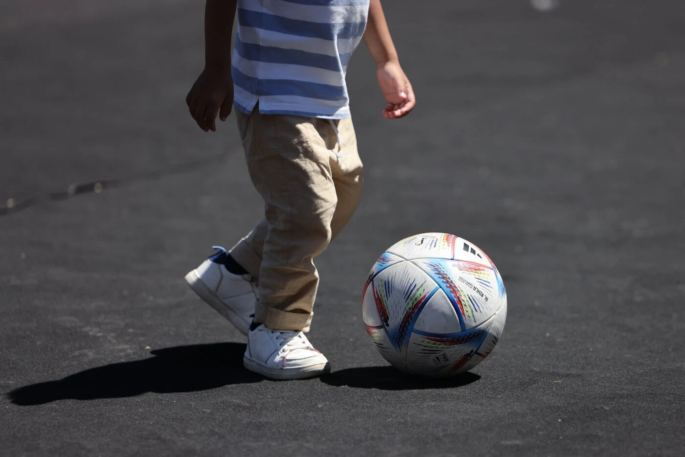 Les ballons de l’école atterrissent trop souvent dans leur jardin, des Anglais demandent la fermeture d’une aire de jeux