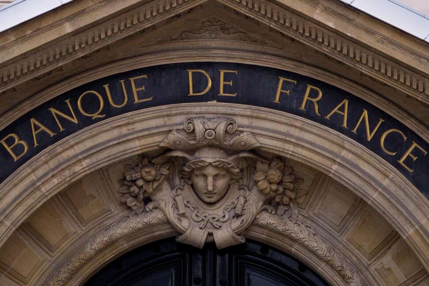 Attentisme, droits de douane… pourquoi la Banque de France abaisse sa prévision de croissance à 0,7 %