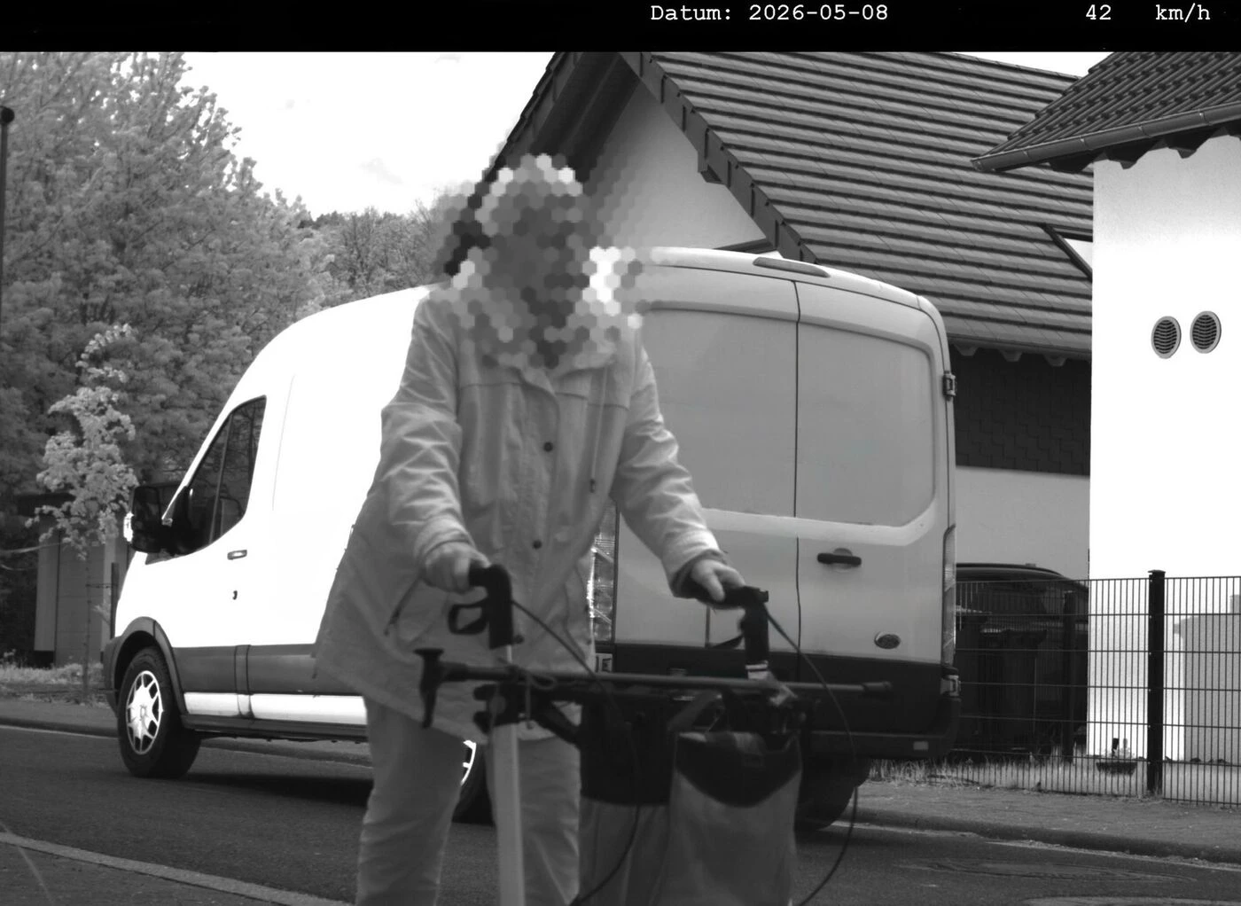 La photographie d’une mamie en déambulateur, flashée par un radar, devient virale en Allemagne