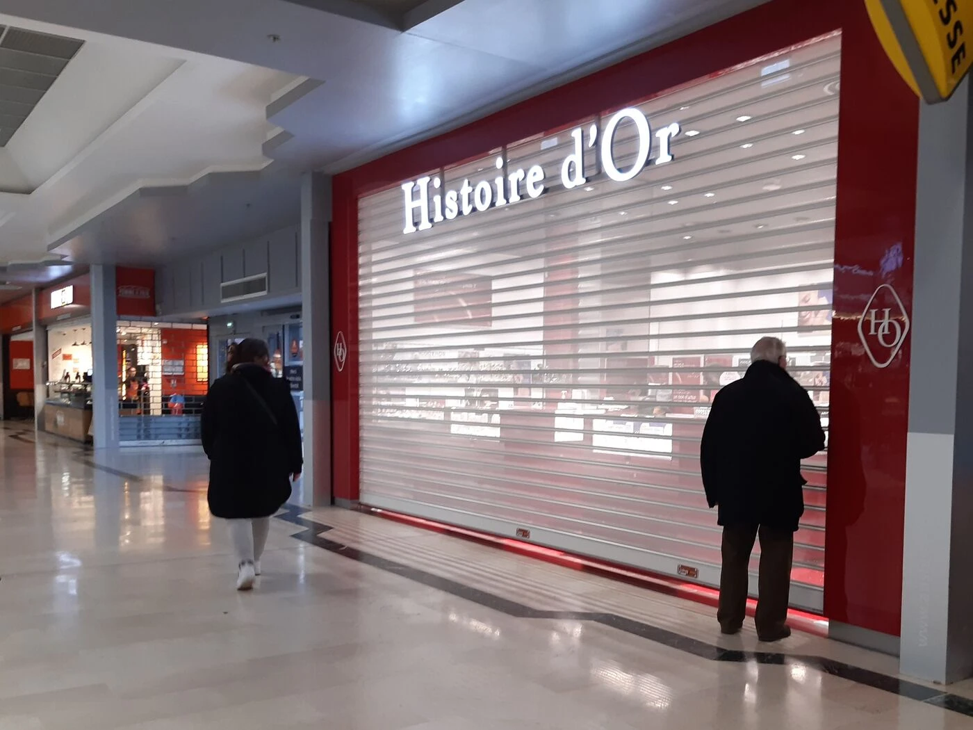 Ils avaient volé 100 000 euros de bijoux en or au centre commercial d’Étampes : 6 suspects écroués