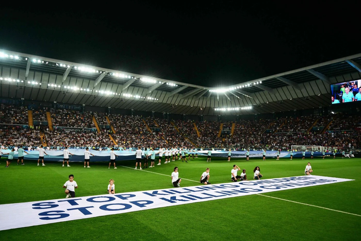 « Arrêtez de tuer les enfants » : le message « clair et net » déployé par l’UEFA avant la Supercoupe