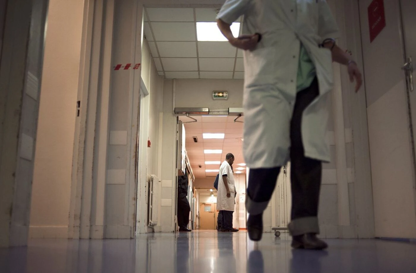 « Comme un coup de couteau » : une infirmière découvre une aiguille de 4 cm enfouie dans son mollet depuis des années
