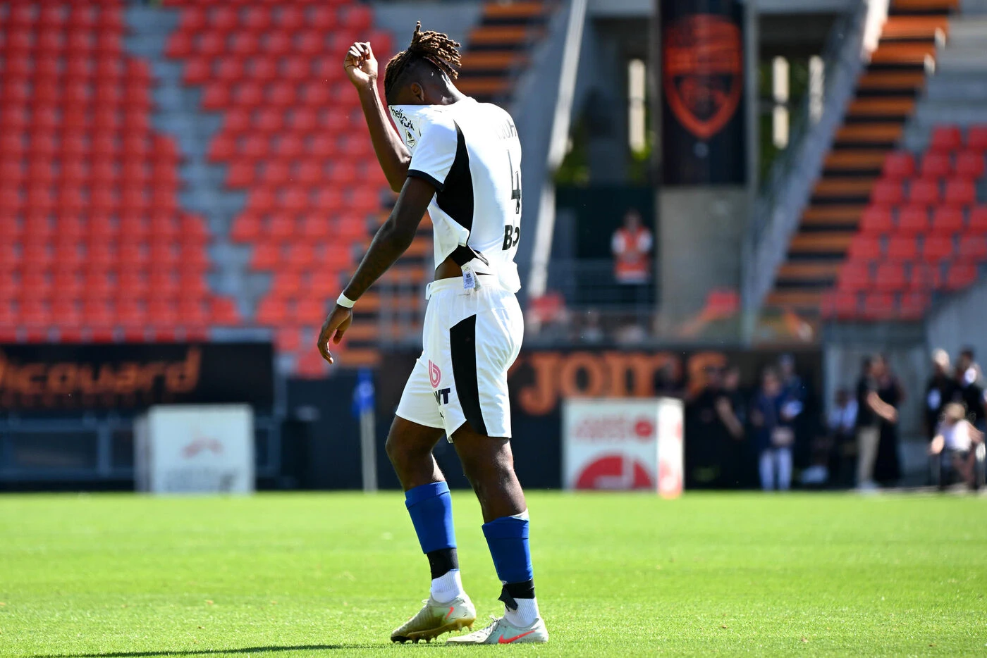 Ligue 1 : expulsé à Lorient, le Rennais Christopher Wooh s’est blessé après un geste d’humeur