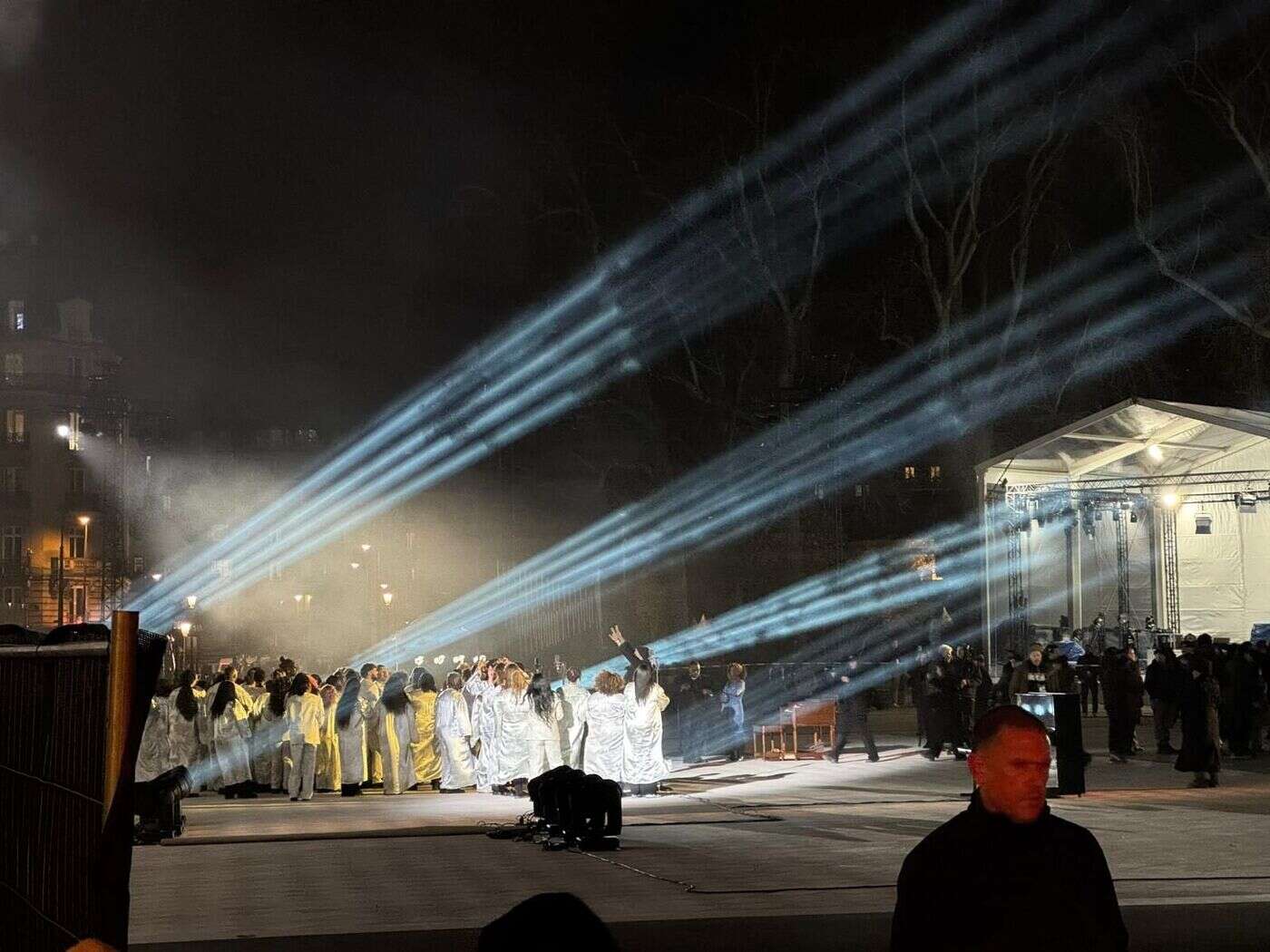 « Oh mon Dieu, c’est Pharrell Williams ! » : sur le parvis de Notre-Dame, le concert de réouverture avancé de 24 heures