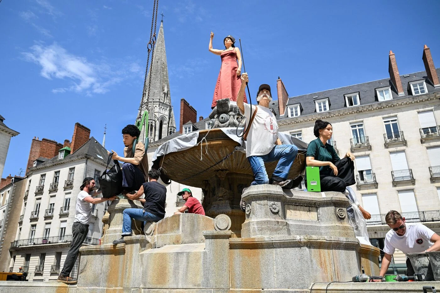 « Voyage à Nantes » : des statues presque vivantes remplacent (provisoirement) celles de la place Royale