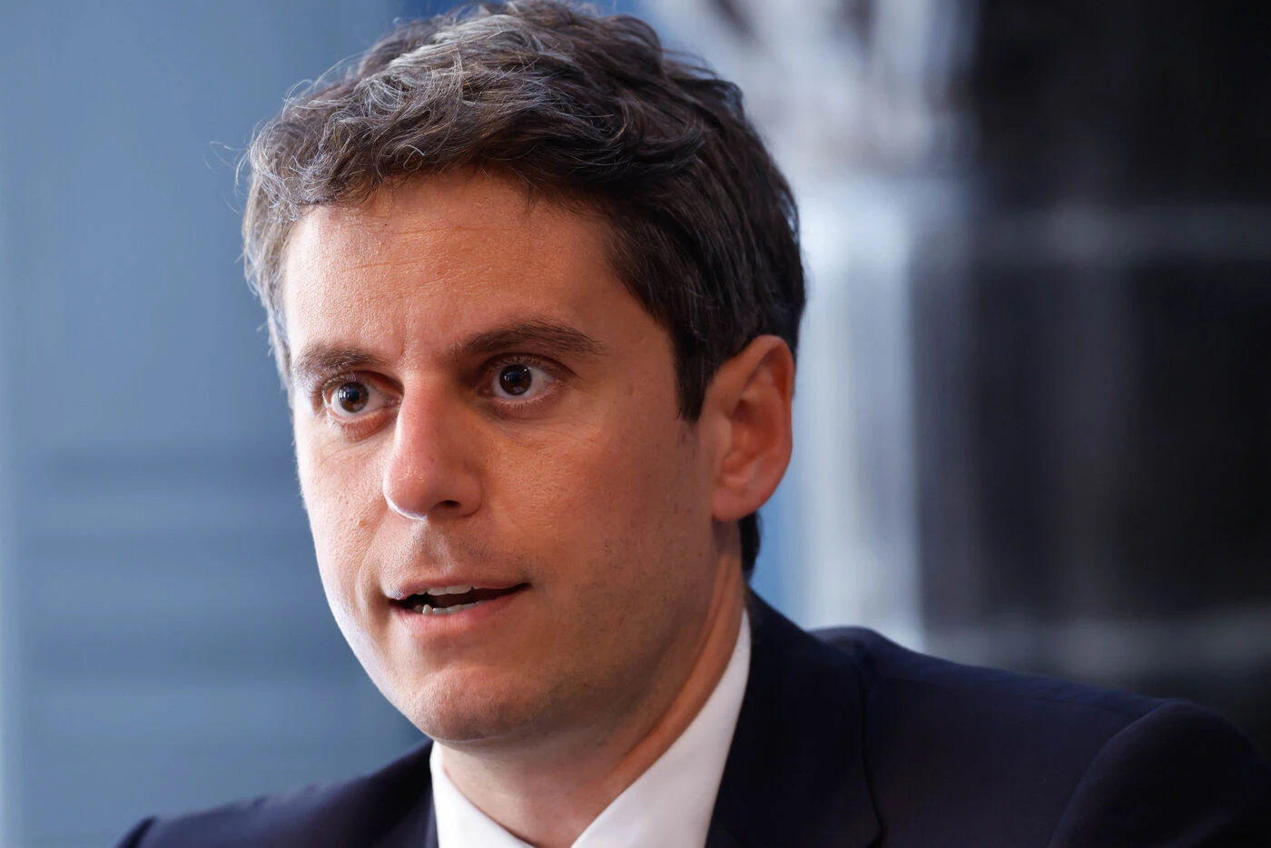 Drapeaux français et européens, slogan « la force d’agir » : à quoi ressemble l’affiche de campagne de Gabriel Attal ?
