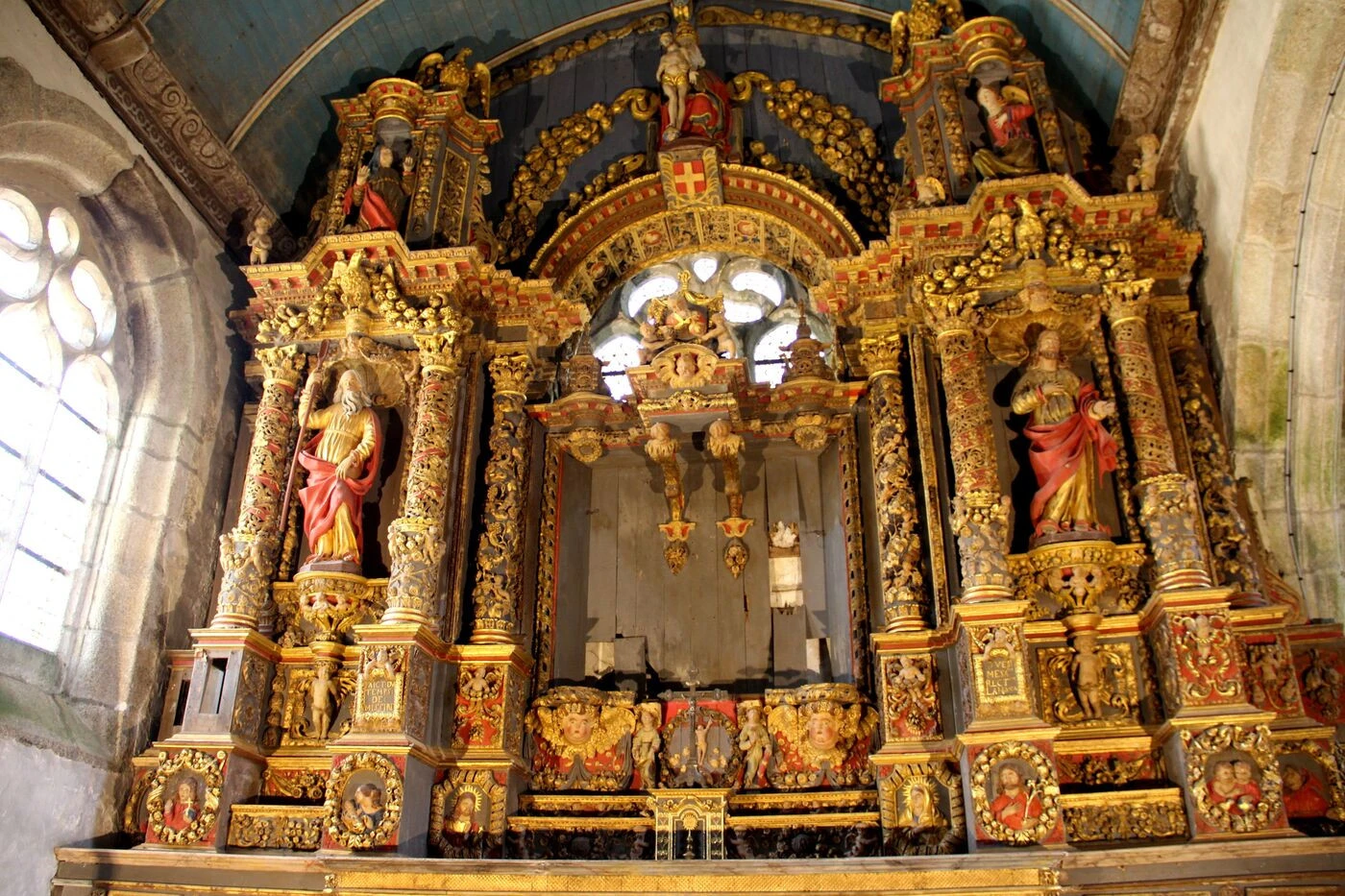 Finistère : le milliardaire François Pinault donne 800 000 euros pour sauver le retable et l’enclos paroissial de Commana