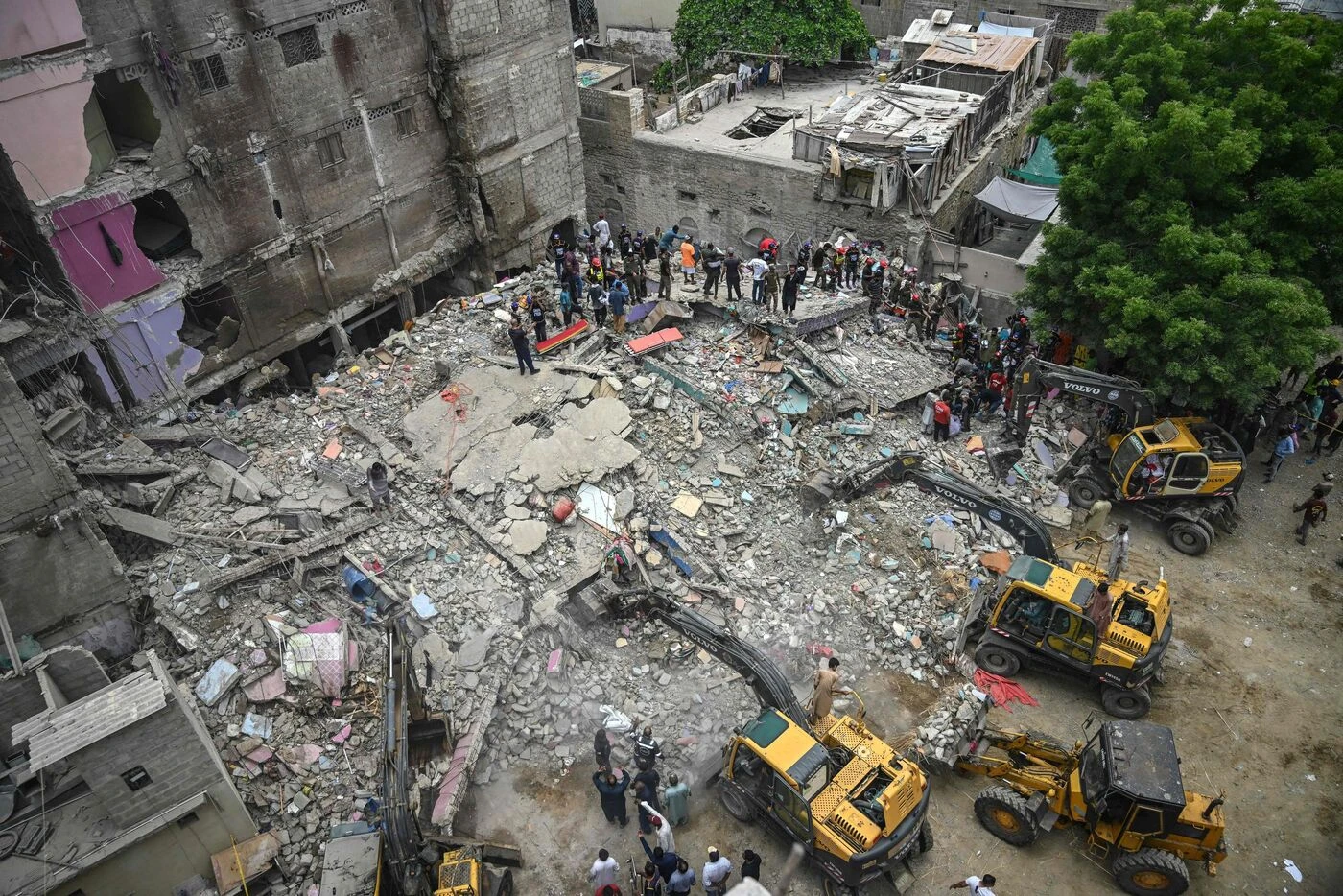« Toute ma famille est ensevelie » : au moins 21 morts dans l’effondrement d’un immeuble au Pakistan