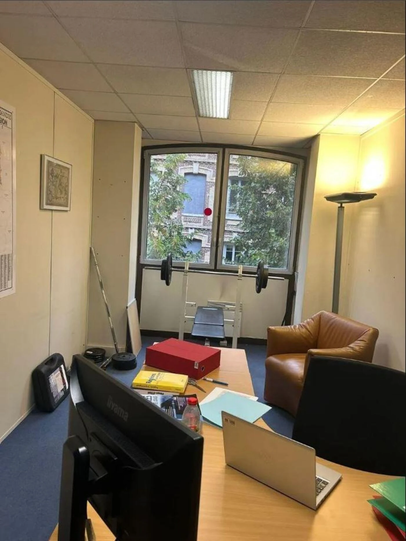 Au conseil régional de Normandie, la découverte d’un banc de musculation installé par le RN fait jaser, vers une plainte pour « espionnage politique » ?