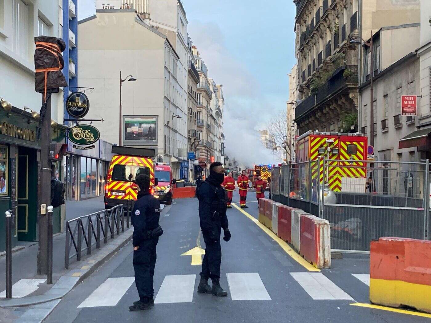 Paris : la rupture d’une canalisation de chauffage urbain provoque un immense nuage en pleine rue